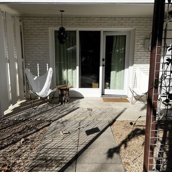 Stagecoach Inn - Cute private patio area - Hotels Near Me - Salado, Texas
