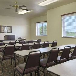 Super 8 by Wyndham Iola KS - Meeting Room