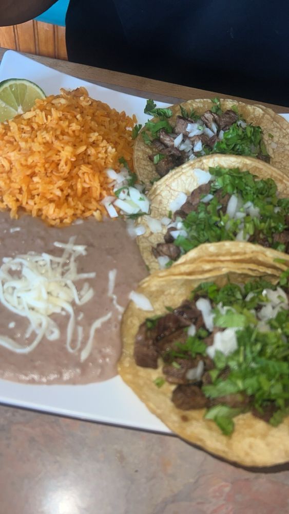 Los 3 Martinez Mexican Grill & Bar