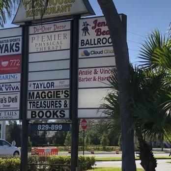 Pho 772 - Hyway sign to look for to pull in. - Vietnamese Near Me - Jensen Beach, Florida
