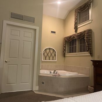 Joseph Ambler Inn - jacuzzi in our deluxe room, with one queen bed - Hotels Near Me - North Wales, Pennsylvania