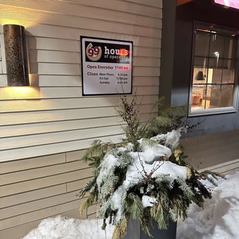 99 Restaurants - It was closed at 815p, yelp says 9pm and here it says 10p. Unreliable. - Pubs Near Me - Littleton, New Hampshire