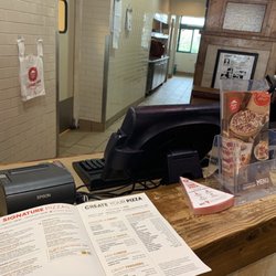 Pizza Hut - Where is everyone?