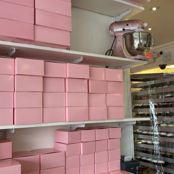 Georgetown Cupcake - I love their pink bedazzled kitchen aid! - Cupcakes Near Me - Washington, DC, District of Columbia Georgetown Cupcake - I love their pink bedazzled kitchen aid! - Cupcakes Near Me - Washington, DC, District of Columbia