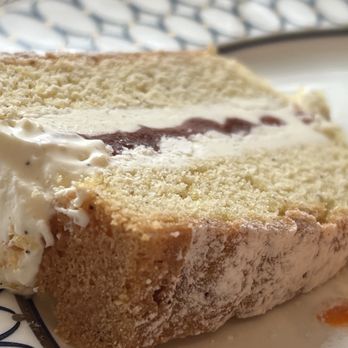 Wellington Lounge - Classic Victoria Sponge Cake - Hotels Near Me - London, XGL