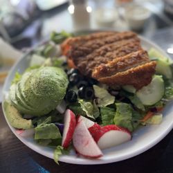 Henry’s Bar & Grill - Crispy chicken avocado salad