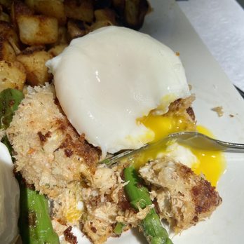 Tin Pan Galley - Crab cakes Benedict - American Near Me - Sackets Harbor, New York Tin Pan Galley - Crab cakes Benedict - American Near Me - Sackets Harbor, New York