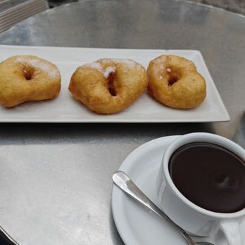 El Contraste - Buñuelos (4€) mit heißer, sehr dickflüssiger Schokolade (2,80€) - Bakeries Near Me - Valencia, V
