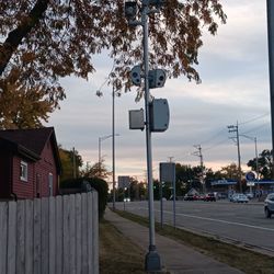Hoffman Estates Police Department - This light from the village of Hoffman Estates purposely put their cameras 8 feet in their on the pole so you can't see them!