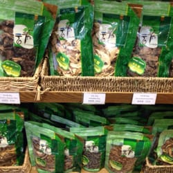 菁雲 - They have an excellent selection of dried mushrooms.