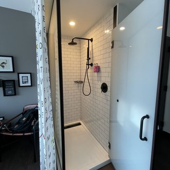 Moxy Austin - University - Shower - Hotels Near Me - Austin, Texas