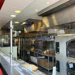 Flippin' Pizza - Zero staff - wide open - did not make my order.