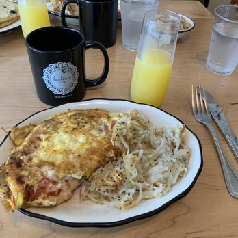 Darlin's Diner - Made to order Omelet, Swiss, spinach, tomato, mushroom. Great. - Breakfast & Brunch Near Me - Flatonia, Texas Darlin's Diner - Made to order Omelet, Swiss, spinach, tomato, mushroom. Great. - Breakfast & Brunch Near Me - Flatonia, Texas