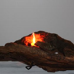 holger badenski holzdesign - Lampe aus zersetzten Holz, mit einer Flackerkerze kombiniert.