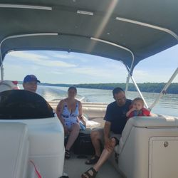 Rubber Duckie Boat Rentals - Family on Rubber Ducky Pontoon