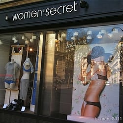 Women Secret - Le boulevard St Germain se reflète dans la vitrine