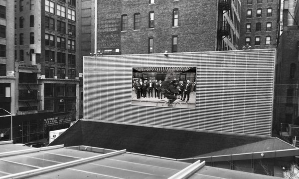 Big Screen Plaza by null