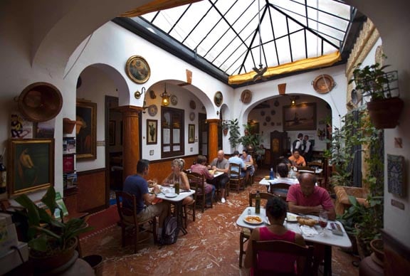 Taberna Salinas by null