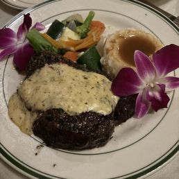 Filet mignon, garlic mash and veggies Filet mignon, garlic mash and veggies