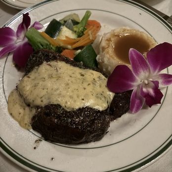 Tee-Off Restaurant and Lounge - Filet mignon, garlic mash and veggies - Steakhouses Near Me - Santa Barbara, California Tee-Off Restaurant and Lounge - Filet mignon, garlic mash and veggies - Steakhouses Near Me - Santa Barbara, California