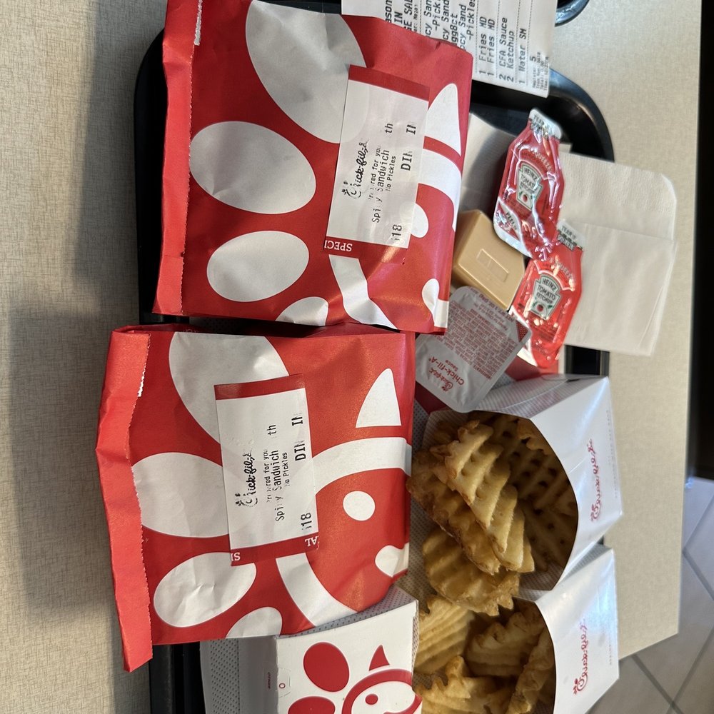 ows a tray of fries and a bag of chips