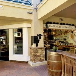 Venissimo Cheese - Del Mar - Entry and outdoor patio seating, a much bigger shop than its shop in Mission Hills