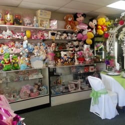 Evelyn's Flowers And Gifts - Left side of the store