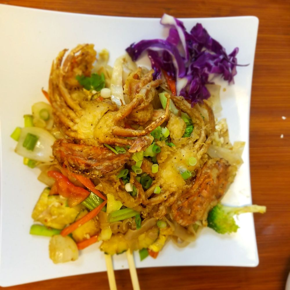 Thai Cafe - Drunken noodles with soft shell crab - Thai Near Me - Temple, Texas Thai Cafe - Drunken noodles with soft shell crab - Thai Near Me - Temple, Texas