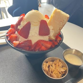 Bru Tea Cafe - Strawberry cheesecake bingsu - Bubble Tea Near Me - Elk Grove, California