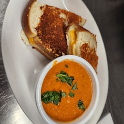 Fenwick Island Social - Grilled cheese & tomato basil soup