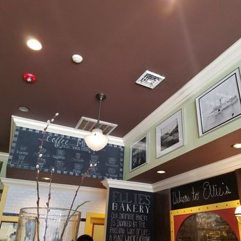 Ellie's - Interior - Breakfast & Brunch Near Me - Providence, Rhode Island