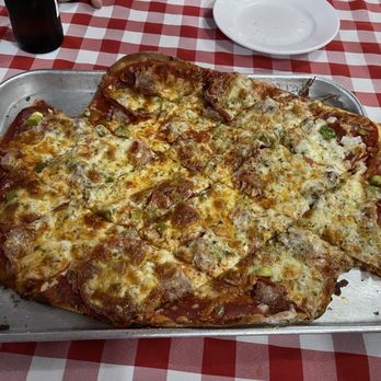 Monte Bello Pizzeria - Sausage, pepperoni, onion, pepper pizza - Pizza Near Me - Saint Louis, Missouri Monte Bello Pizzeria - Sausage, pepperoni, onion, pepper pizza - Pizza Near Me - Saint Louis, Missouri