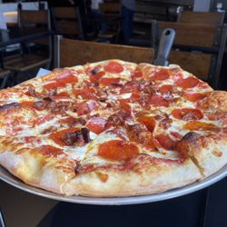 One Main Restaurant & Lounge - Pepperoni and Bacon pizza