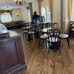 Victorian Inn - Dining area