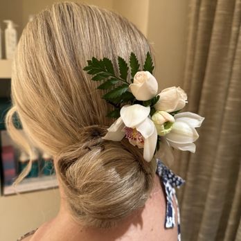 North Shore Buds & Blooms - Comb of flowers for wedding! - Florists Near Me - Hanalei, Hawaii North Shore Buds & Blooms - Comb of flowers for wedding! - Florists Near Me - Hanalei, Hawaii