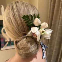 North Shore Buds & Blooms - Comb of flowers for wedding!
