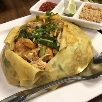 Thaicoon - Bloomin' Seafood Pad Thai (Shrimps, Scallops, Mussels, Crab) - Thai Near Me - Katy, Texas