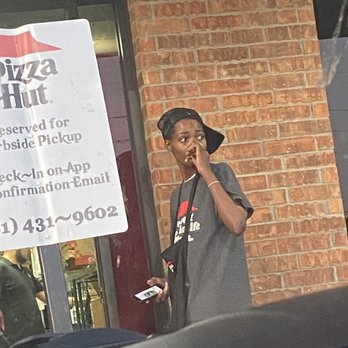 Pizza Hut - I'm sitting waiting your my food but employees sitting in front of store smoking. SMH - Pizza Near Me - Fresno, Texas Pizza Hut - I'm sitting waiting your my food but employees sitting in front of store smoking. SMH - Pizza Near Me - Fresno, Texas