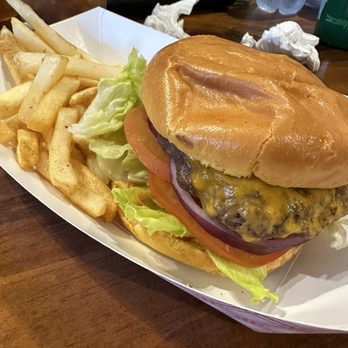 Gocki's Restaurant & Retail - Cheese burger - Salad Near Me - Havana, Florida Gocki's Restaurant & Retail - Cheese burger - Salad Near Me - Havana, Florida