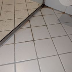 Mercure Hotel München Airport Freising - leak on side of shower