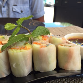 Patara - Rouleau de riz frais aux crevettes, crabe et avocat. - Thai Near Me - Geneva, GE