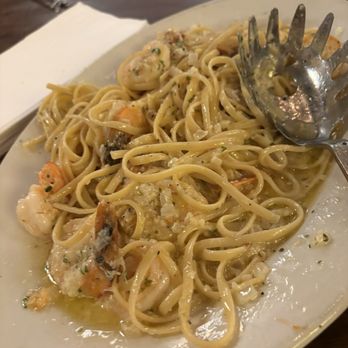Buca di Beppo Italian Restaurant - Shrimp Scampi Linguine - Italian Near Me - Brea, California Buca di Beppo Italian Restaurant - Shrimp Scampi Linguine - Italian Near Me - Brea, California