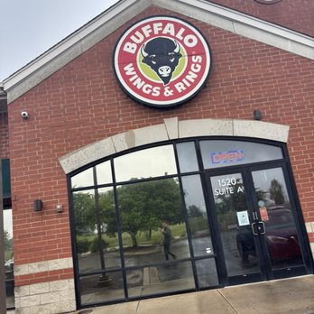 Wings and Rings - Front door - Chicken Wings Near Me - Crystal Lake, Illinois