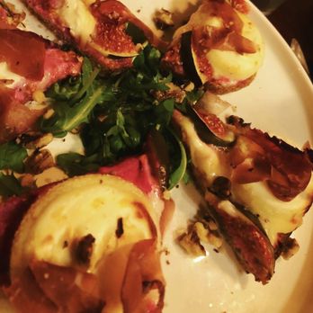 Le Bouche à Oreilles - figs and burrata toast - French Near Me - Paris, 75 Le Bouche à Oreilles - figs and burrata toast - French Near Me - Paris, 75
