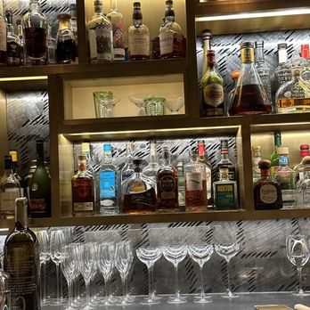 Donovan Bar - Bars Near Me - London, XGL