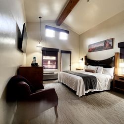 The Gonzo Inn - Single room. King bed. I had a Keurig, microwave and a mini fridge and a small patios bed was really comfy.