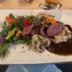 Hotel Forstmeister - Hirschrücken auf Wildkräuterbeet mit Waldpilz-Kartoffelstampf.