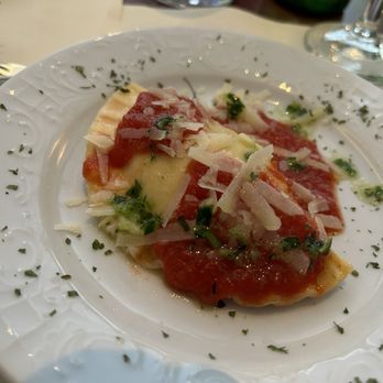 MataHambre - Raviolo mit Dattel-Ricotta-Füllung und Tomatensauce - Mediterranean Near Me - Hamburg, HH