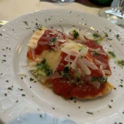 MataHambre - Raviolo mit Dattel-Ricotta-Füllung und Tomatensauce