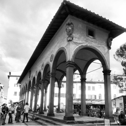Mercato delle Pulci - Il loggiato di Piazza de'Ciompi, dietro il quale si apre il Mercato delle Pulci